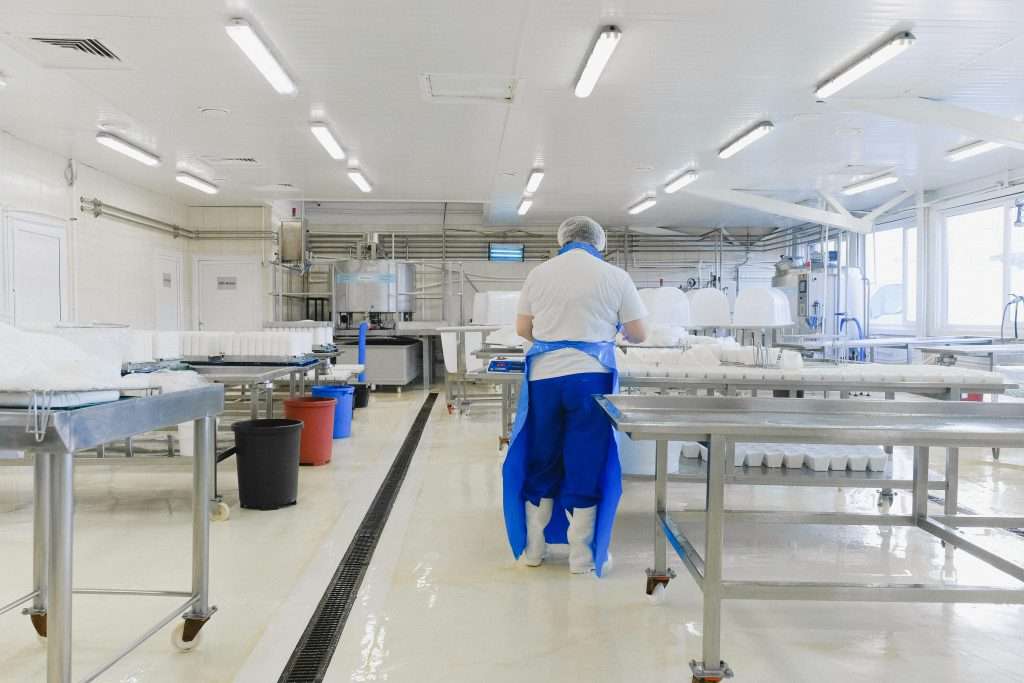 Beneficios de combinar desinsectación y desinfección en espacios industriales
